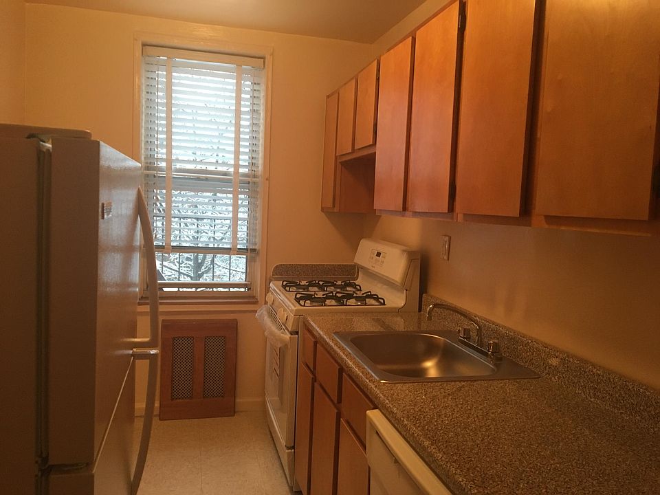 2nd image of 13510 Grand Central Pkwy APT 410
