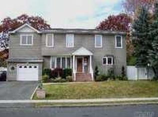 162 Elkton Ln, North Babylon, NY 11703