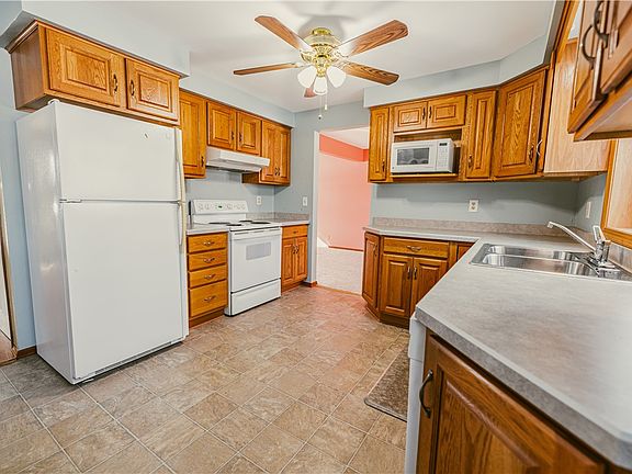 4th image of 93 Matthew Dr