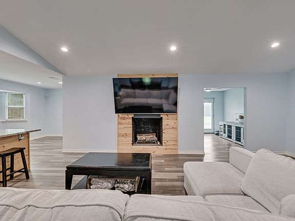 5th image of 215 Manhattan Blvd