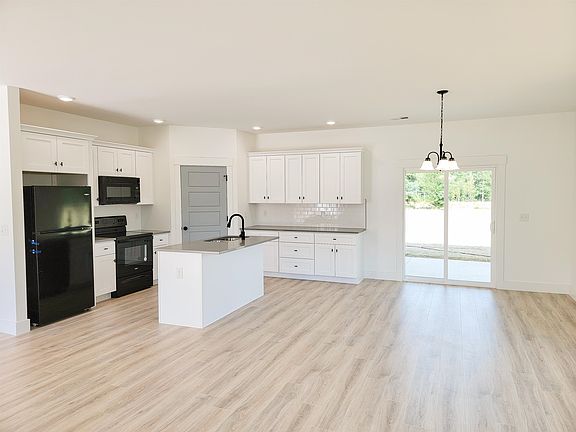 4th image of 207 Essex Dr