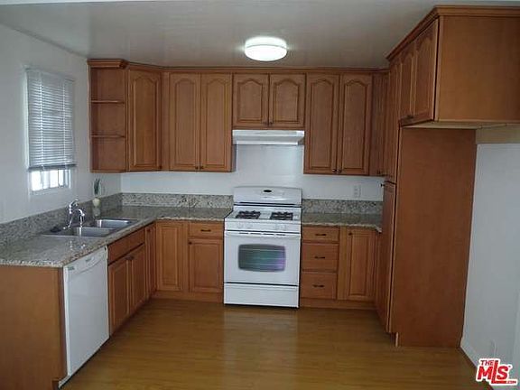 3rd image of 862 S Gramercy Pl