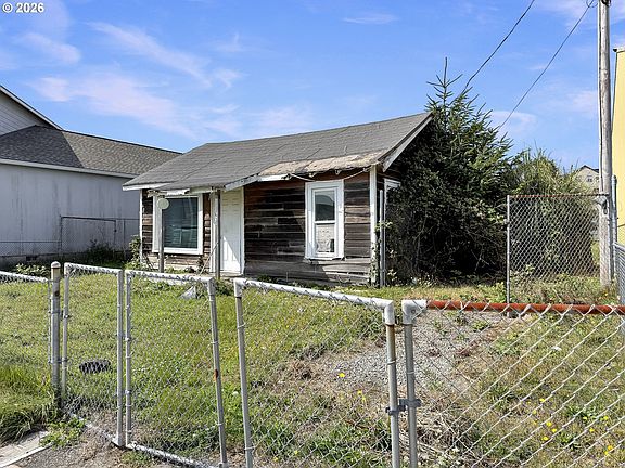 3rd image of 636 Hemlock St