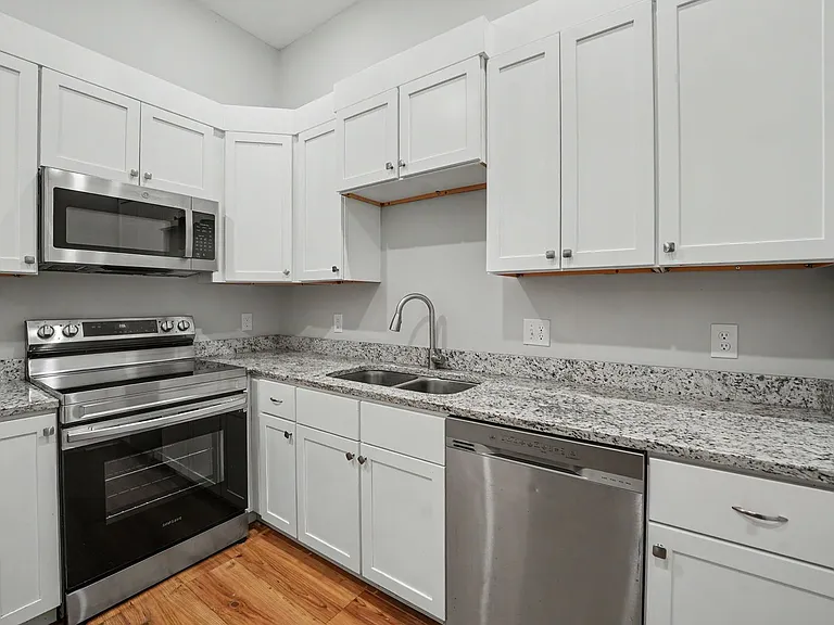 311 W 39th St — Photo 43