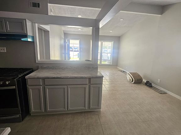 3rd image of 1401 Sunset Dr