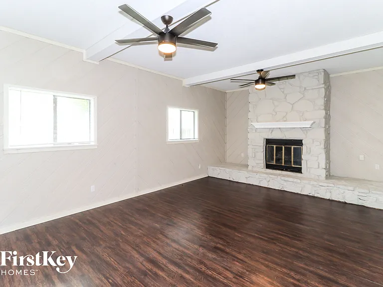 1712 Myrna Ln — Photo 6