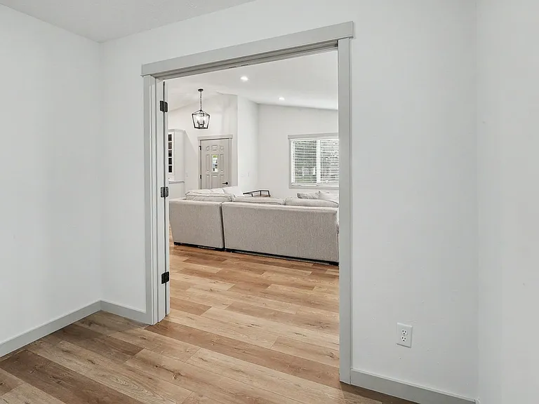 1009 E 6th St — Photo 9