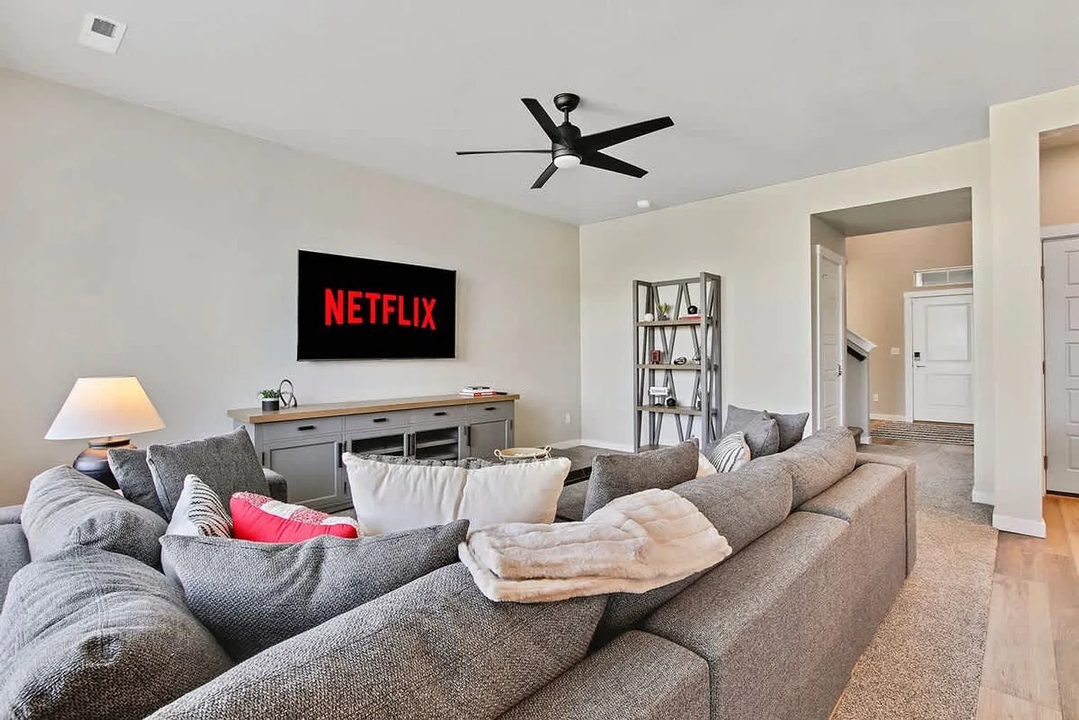 4 bed, 2.0 bath, 2798 sqft, $7,342 — Photo 4
