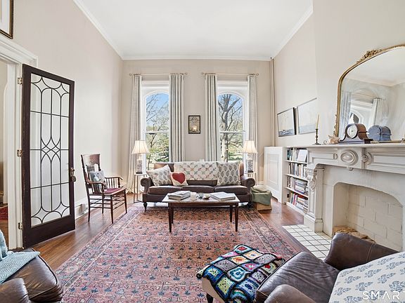 5th image of 562 Chapel Street