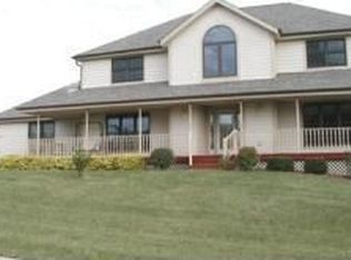 N54W16790 Ravenwood Dr, Menomonee Falls, WI 53051