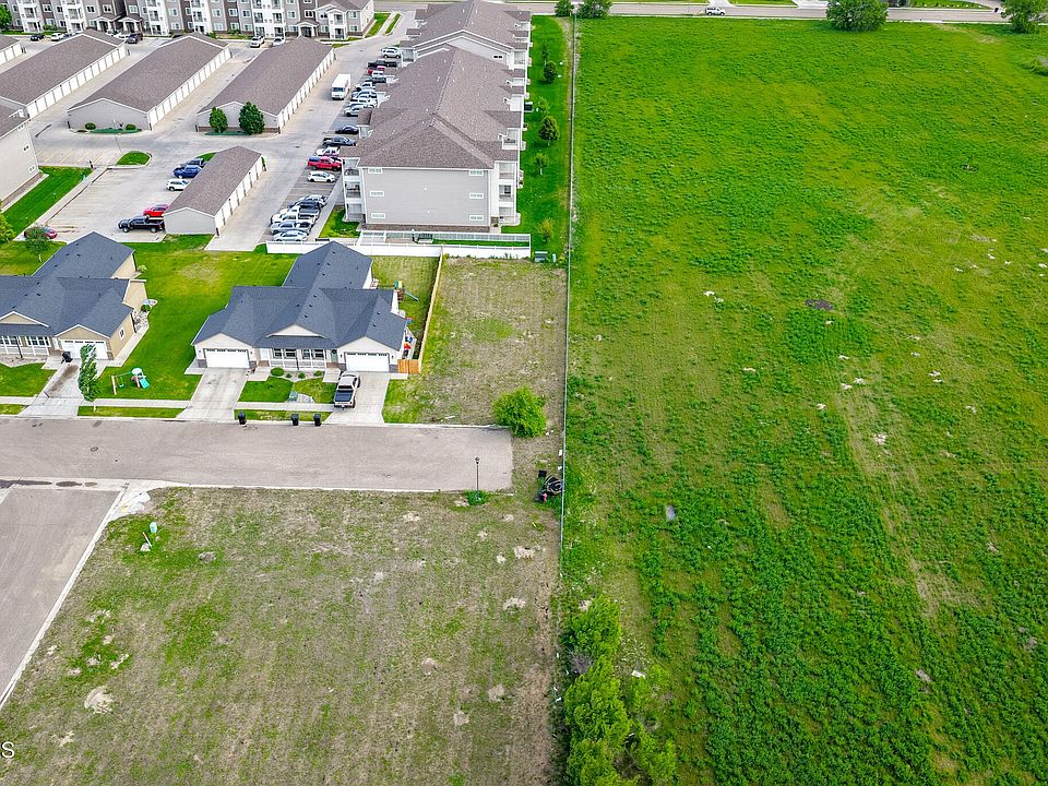 1st image of 40th St E