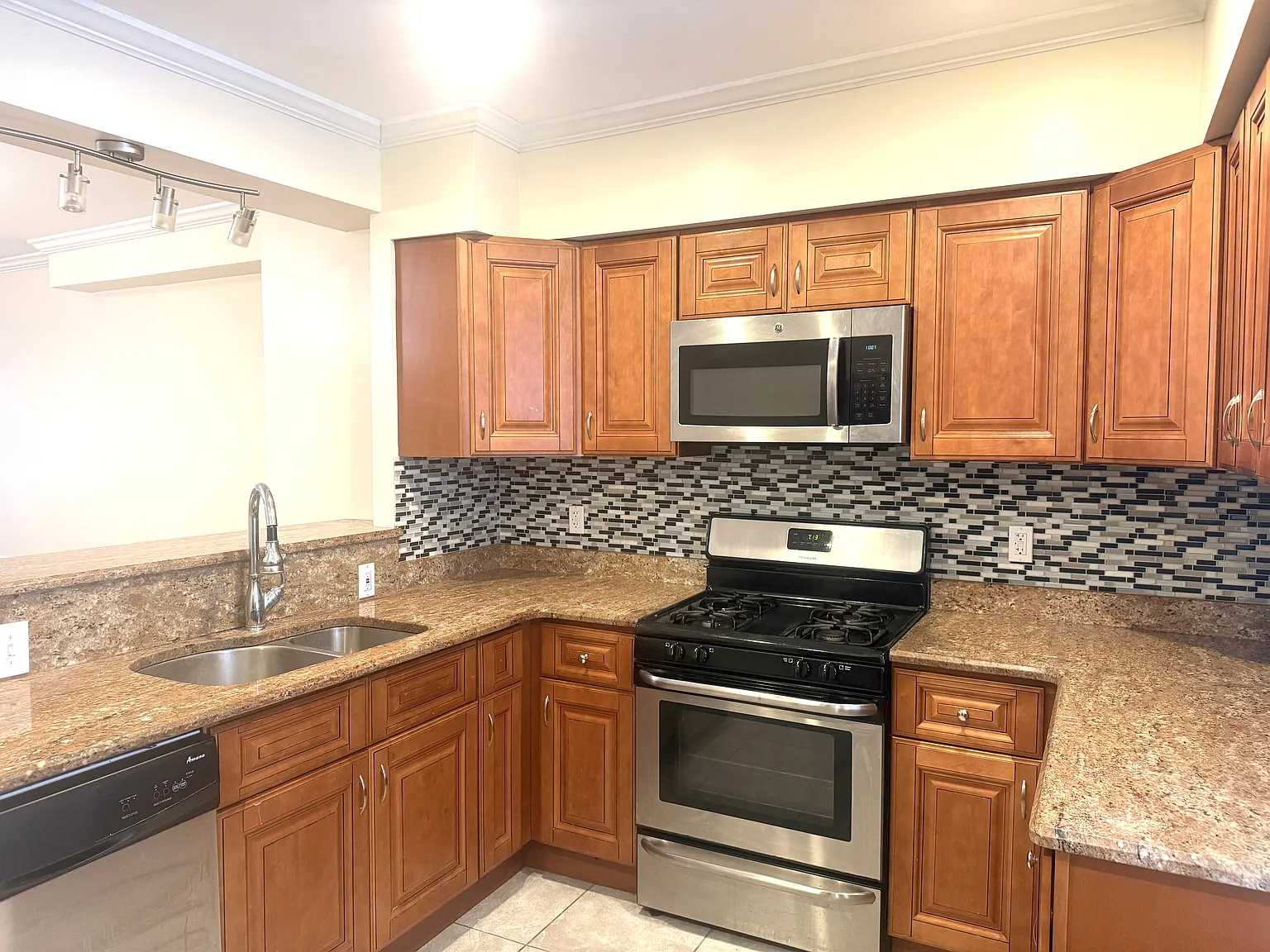 4 bed, 1545 sqft, $2,800 — Photo 4