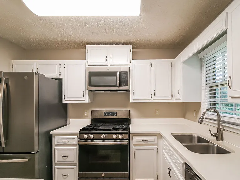 80 Belmont Park Ln — Photo 9