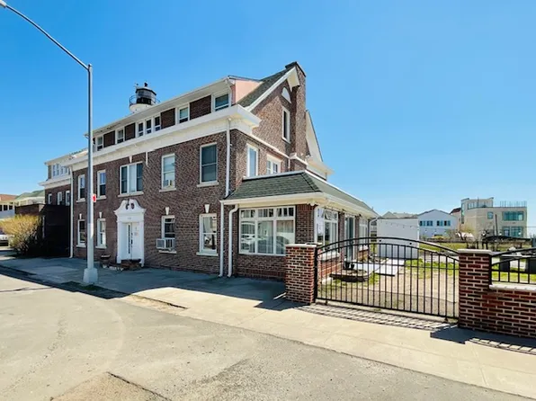 4733 Beach 47th Street image 2 of 10