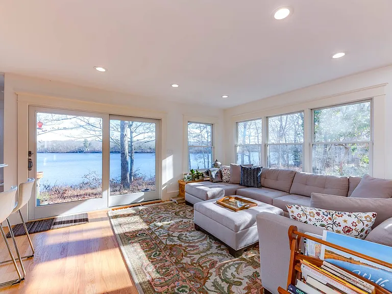 22 Wolf Swamp Ln — Photo 3