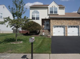 27 Hummingbird Ct, Marlboro, NJ 07746