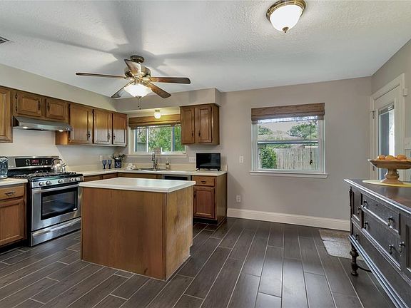 REALLY SPACIOUS KITCHEN WITH ISLAND, SS APPLIANCES.