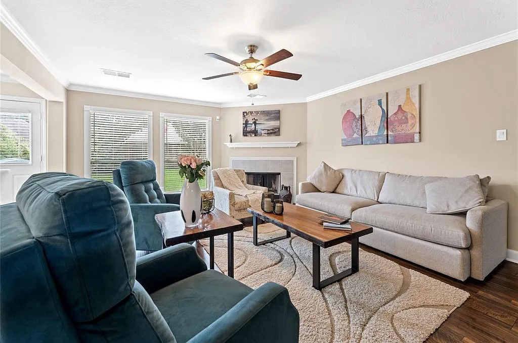 4 bed, 2.5 bath, 2149 sqft, $2,475 — Photo 3