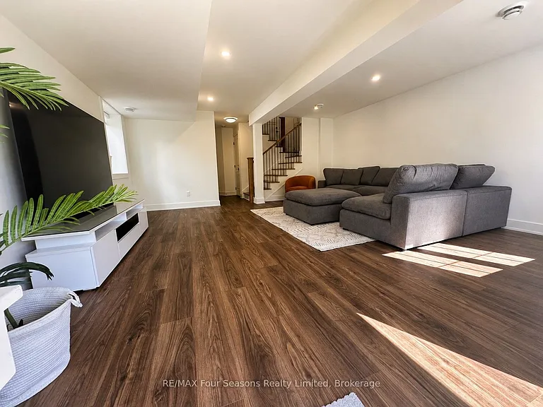 137 White Oak Cres — Photo 21
