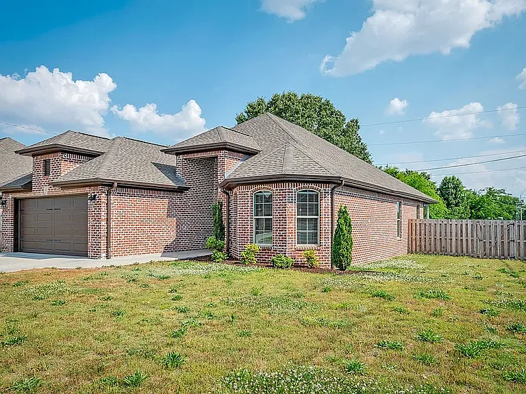 100 Kamarie Ln — Photo 2