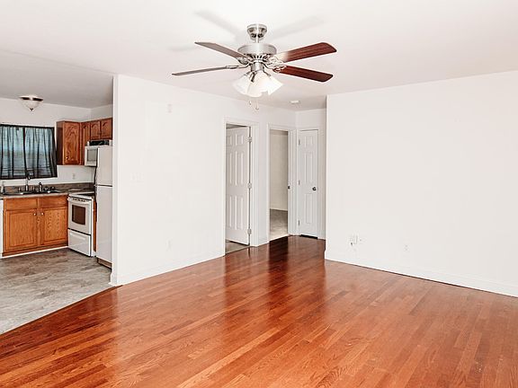3rd image of 425 Woodlawn Pike