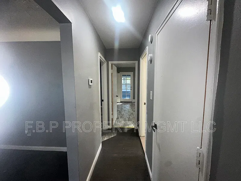 3 bed, 1.0 bath, 934 sqft, $1,200 — Photo 4