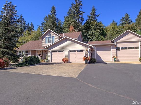 3rd image of 4033 Foxhall Dr NE