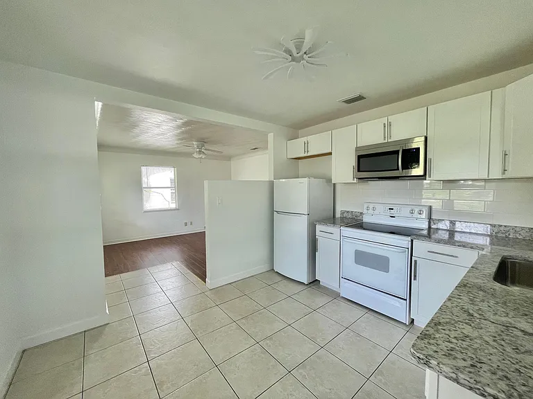 5939 Magnolia St N — Photo 4