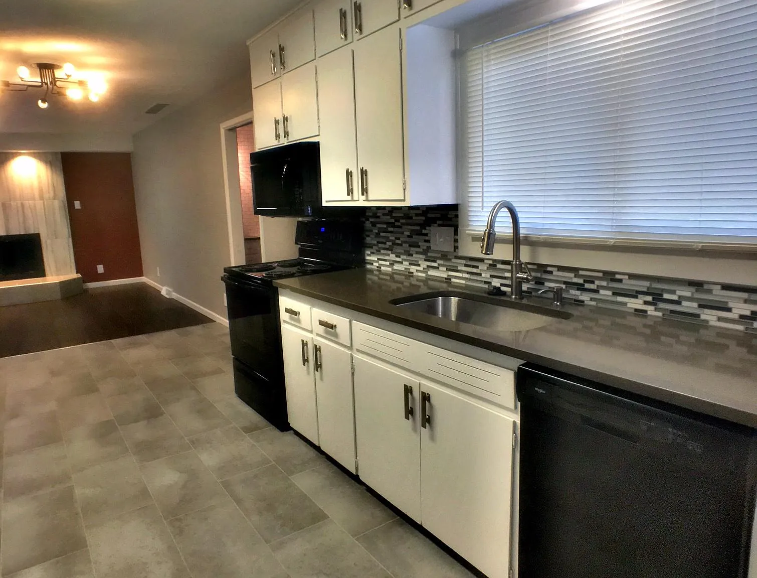 3 bed, 1.5 bath, 1330 sqft, $1,400 — Photo 3