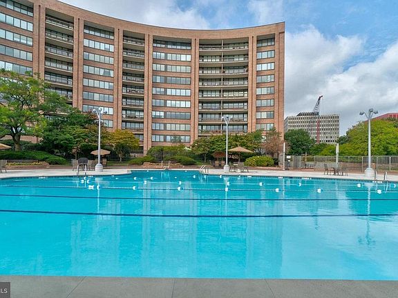 3rd image of 1805 Crystal Dr APT 1110S