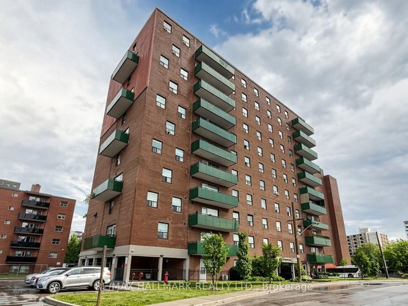 49 Queen St E #402, Mississauga, ON L5G 4N6