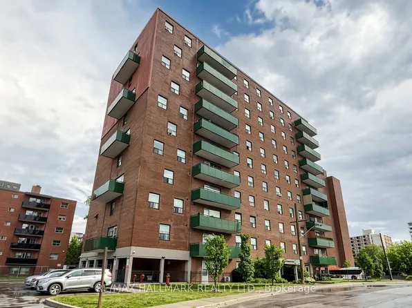 49 Queen St E #402, Mississauga, ON L5G 4N6