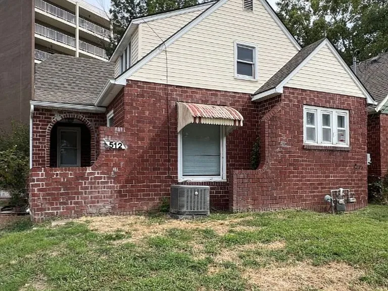 512 W Walnut St — Photo 1