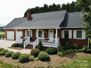 4466 Granfloral Dr, Hickory, NC 28602