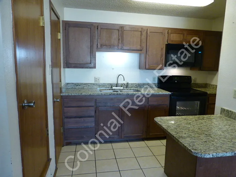 813 Laurelwood Dr — Photo 4
