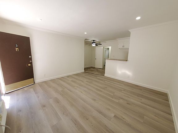 3rd image of 822 N Mariposa Ave
