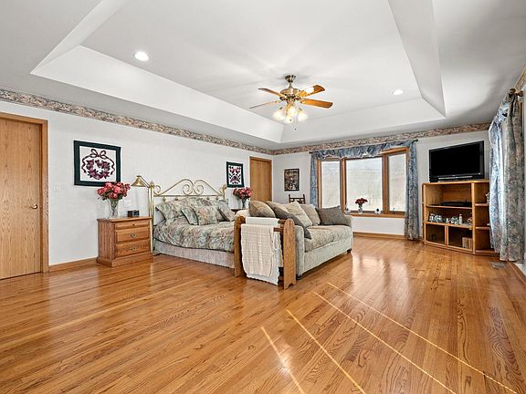 3rd image of 7 E Elaine Cir