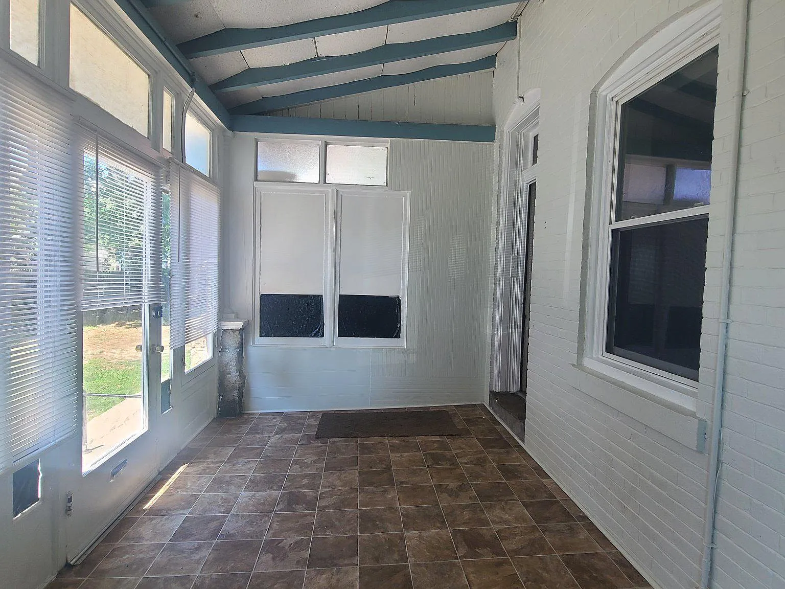 3 bed, 1.0 bath, 2490 sqft, $2,100 — Photo 3