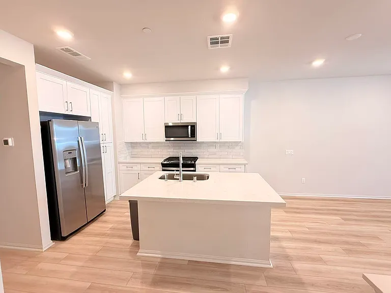 236 Lockhart Way — Photo 3