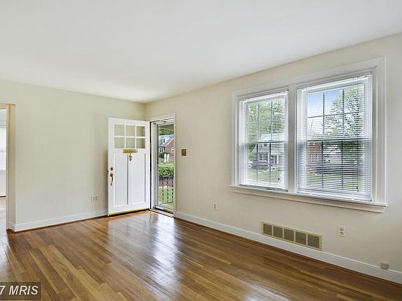 4th image of 2920 Stuart Dr