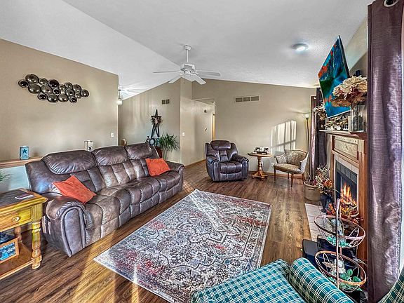4th image of 211 Meadow Dr