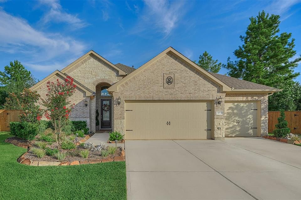 Welcome home to 107 Crinium Lily Place.