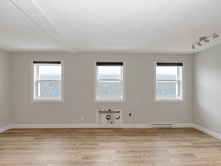 523 Bay St — Photo 6