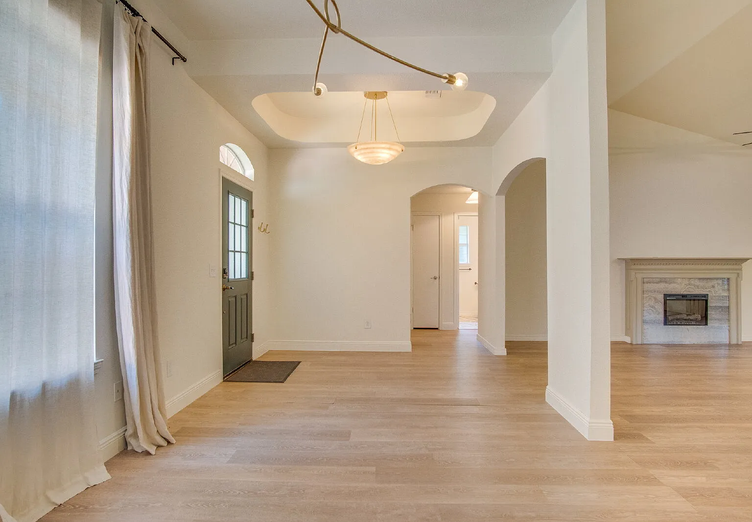 3 bed, 2.0 bath, 1903 sqft, $2,200 — Photo 4