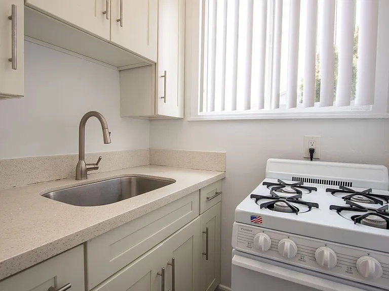 320 G St — Photo 7