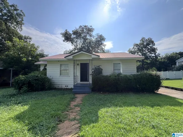 712 Cherokee St, Talladega, AL 35160