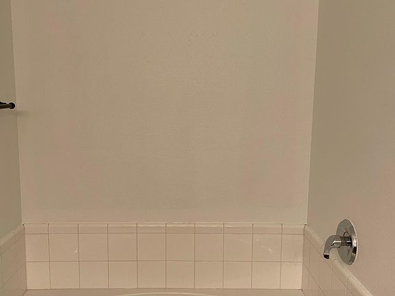 4th image of 9409 Goldenview Dr