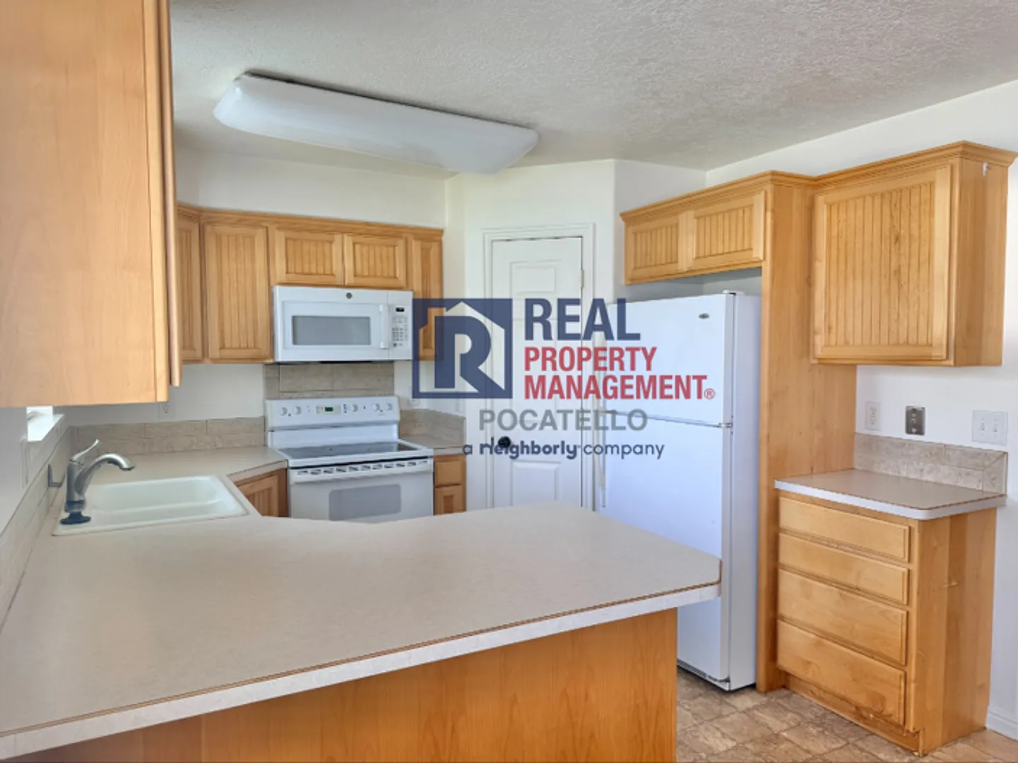 Move In Special - 5 Bedroom 3.5 Bath Duplex - 2 Car Garag — Photo 3