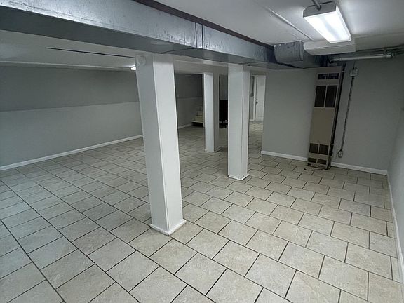 2nd image of 827 W Aldine Ave #G