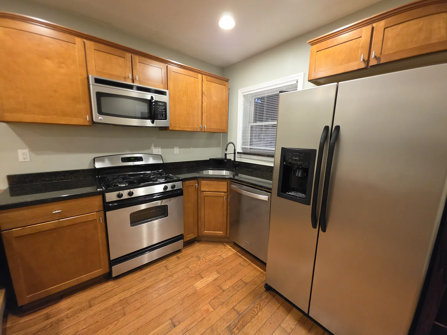 2 bed, 1.5 bath, 870 sqft, $2,000 — Photo 3